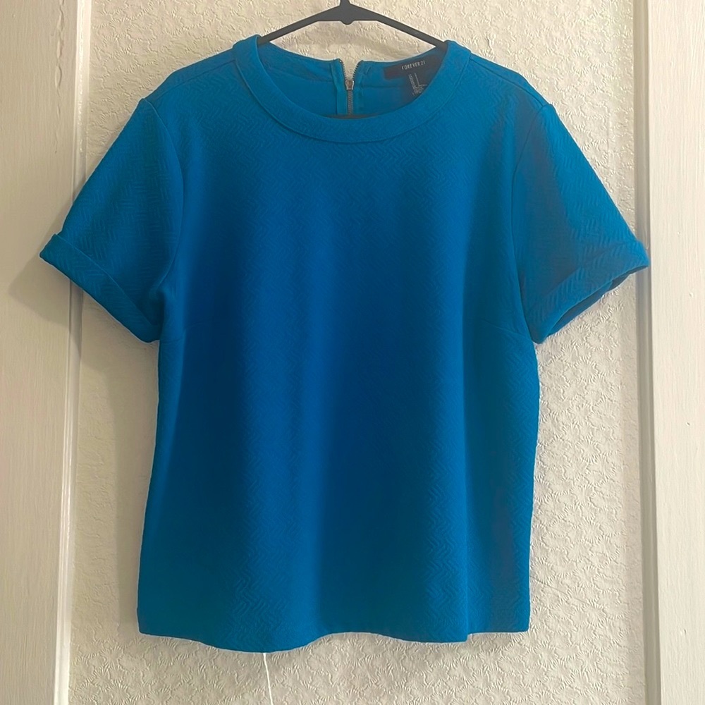 Forever 21 textured teal tee with rolled cuffs